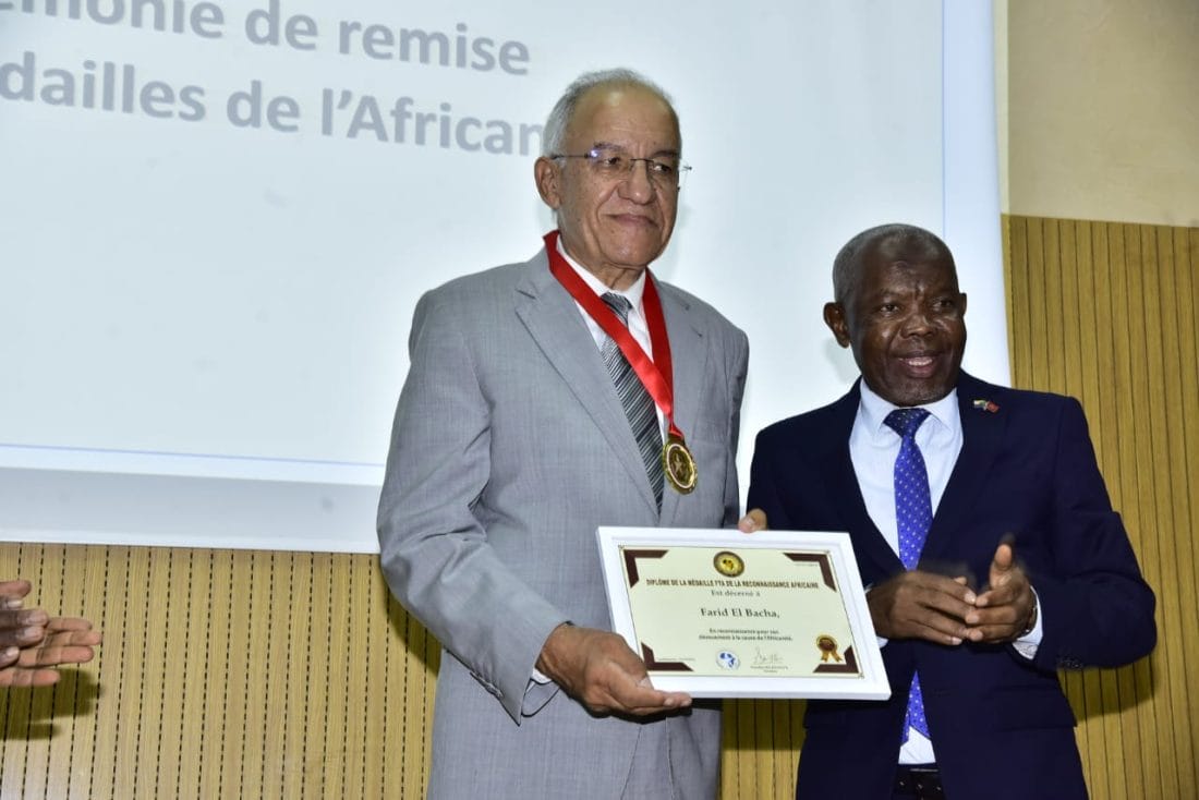 Le professeur Farid El Bacha d&eacute;cor&eacute; de la m&eacute;daille de la reconnaissance africaine