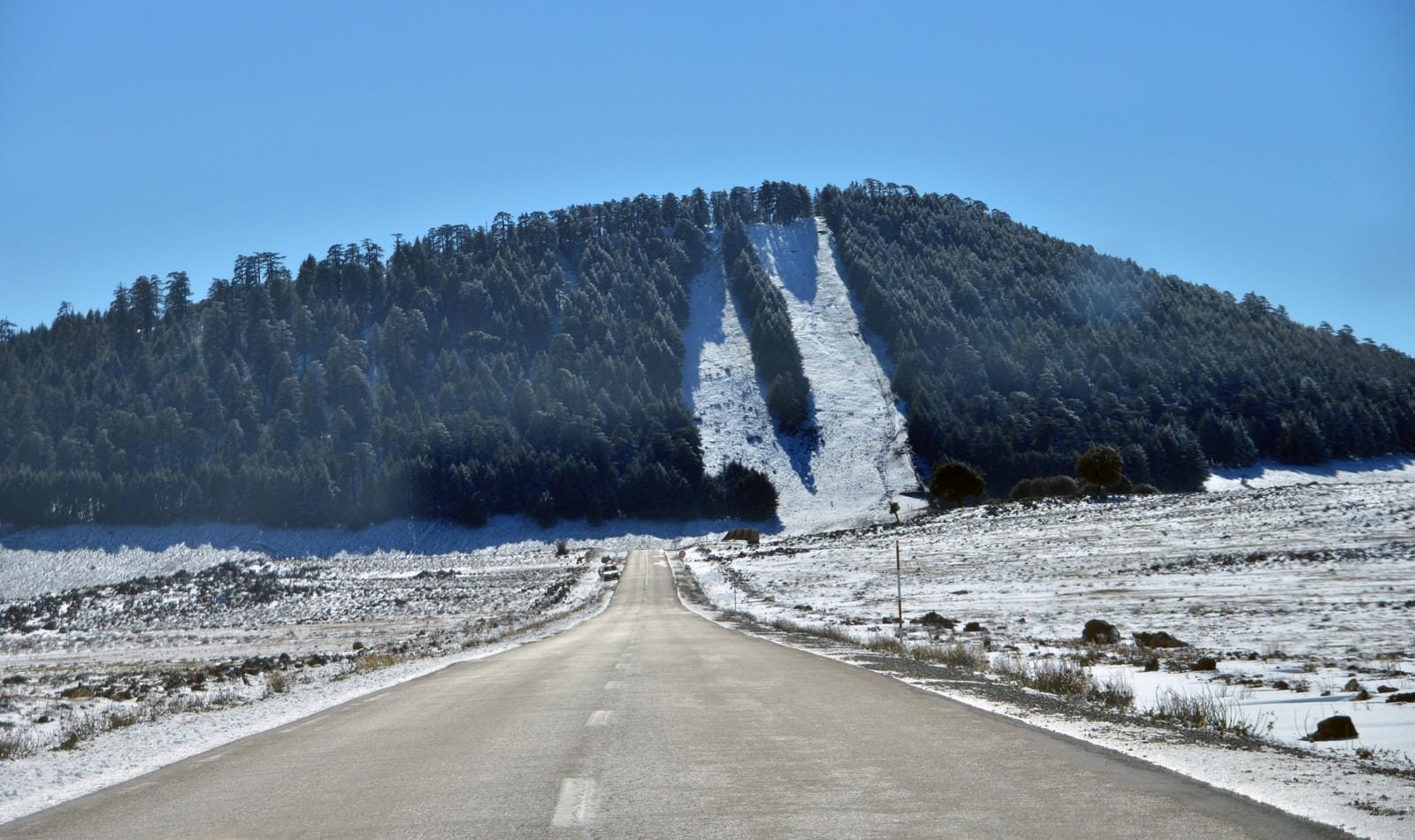 Averses sporadiques avec risque d'orages, flocons de neige et gelée