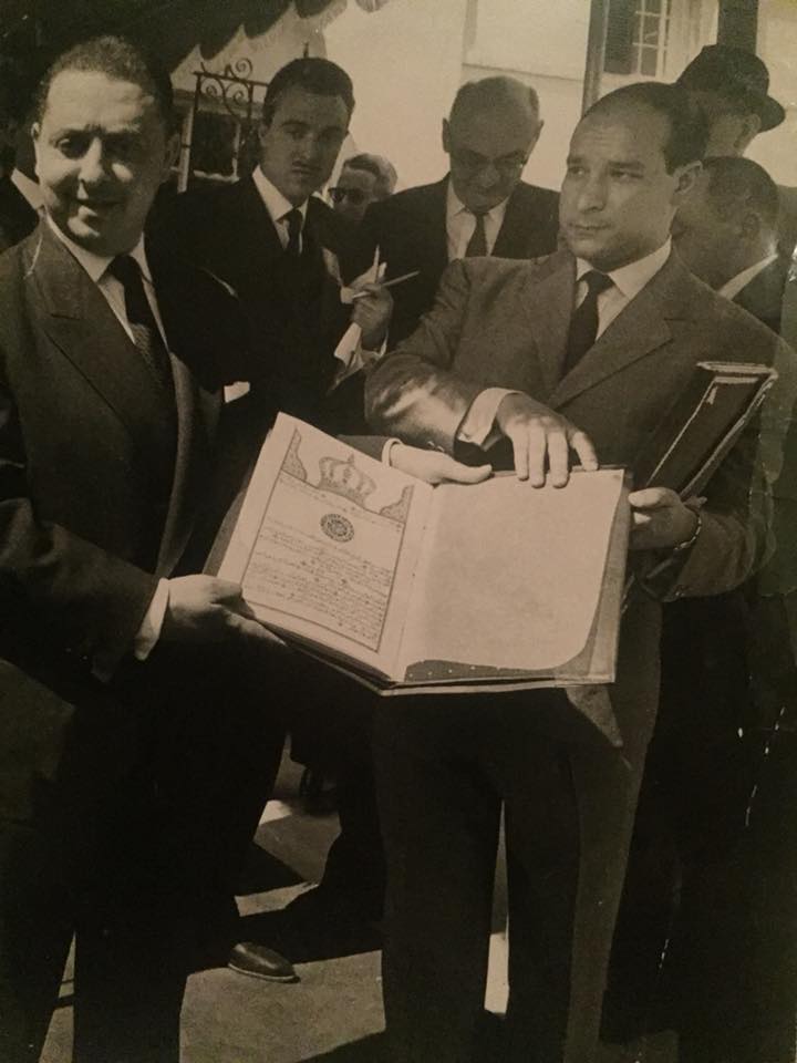 Abdelhadi Boutaleb et Abdelhak Benabdeljalil présentant à la presse américaine la Constitution du Royaume du Maroc du 7 décembre 1962.