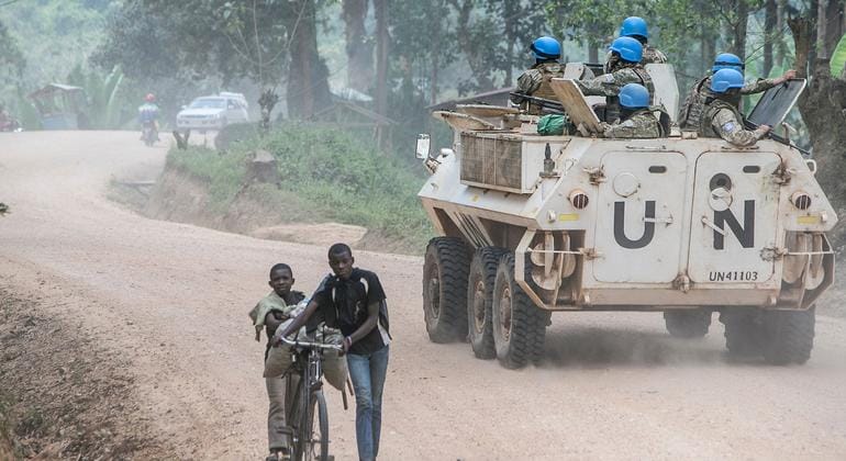 Des soldats de la paix patrouillent à Butembo, dans le Nord-Kivu, en République démocratique du Congo, pour assurer la sécurité des communautés locales.