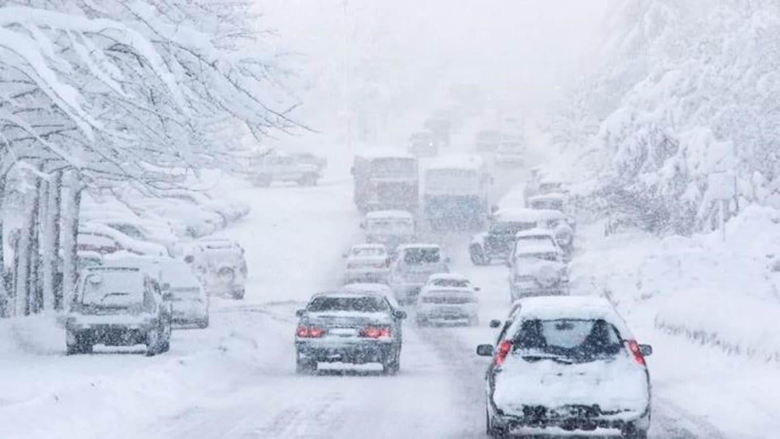 Les chutes de neige bloquent la circulation routière à Ifrane