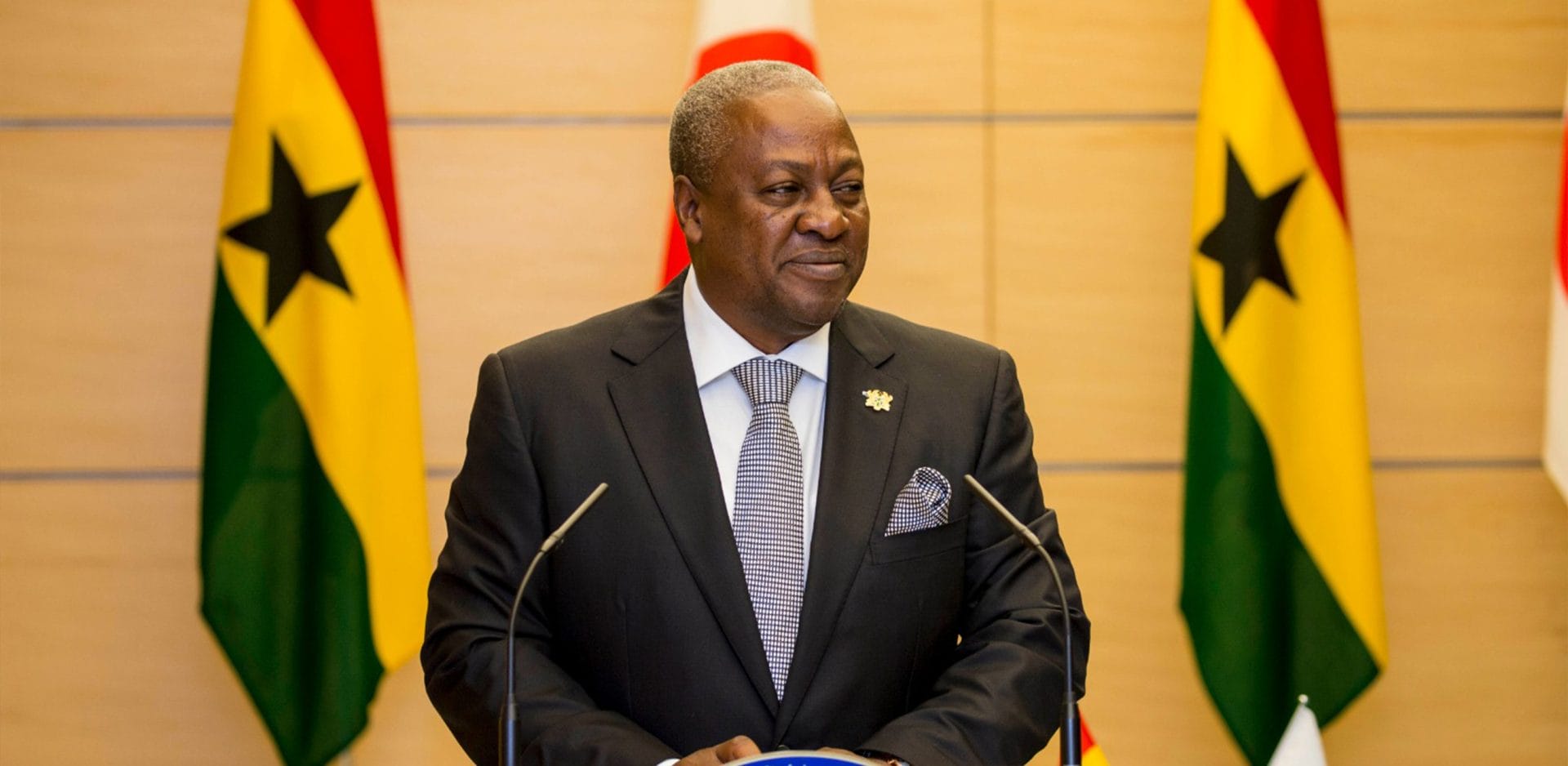 Le nouveau président du Ghana, John Mahama, prête serrement suite à sa réélection