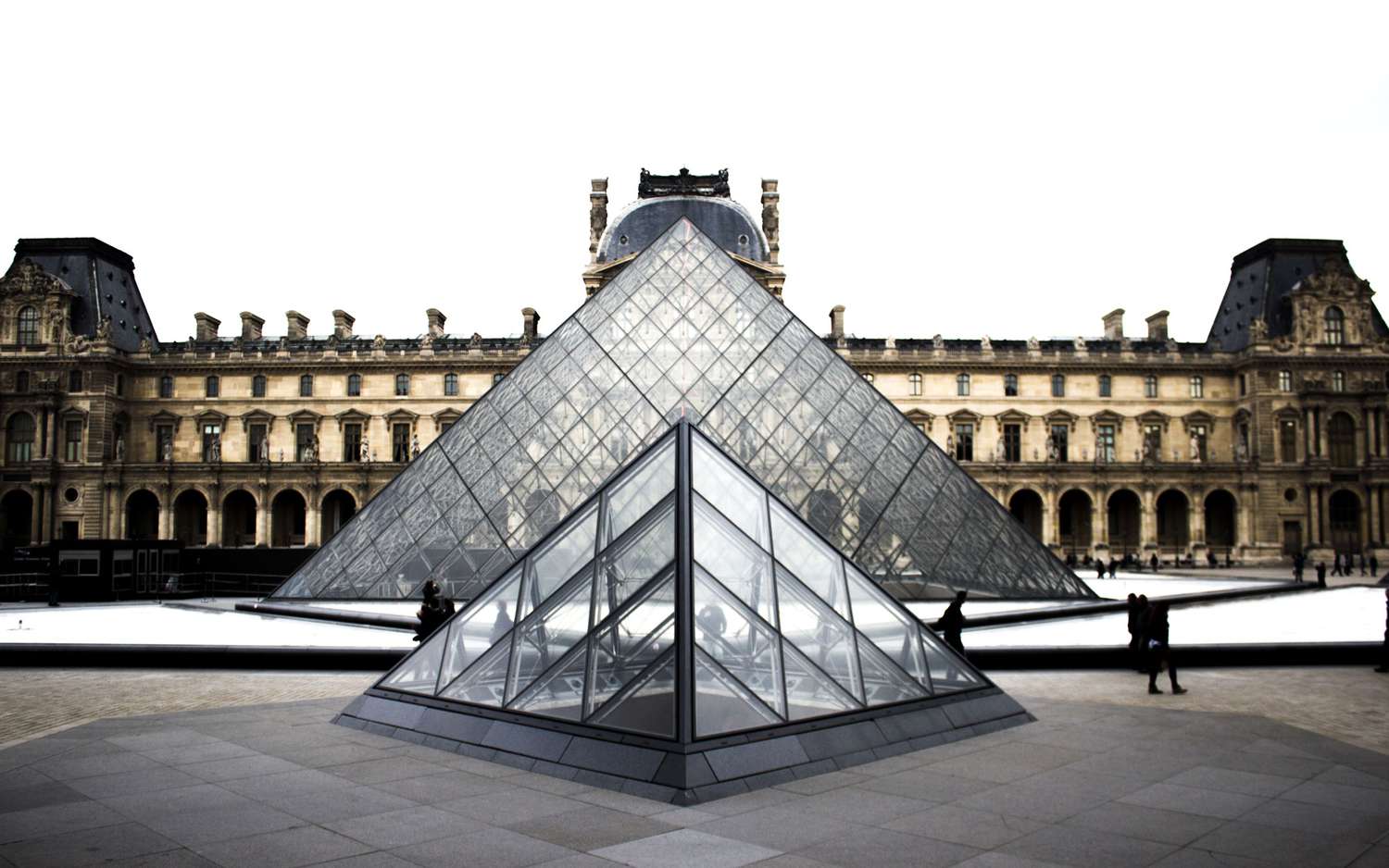 Cambriolage au Louvre : deux suspects arrêtés et placés en garde à vue