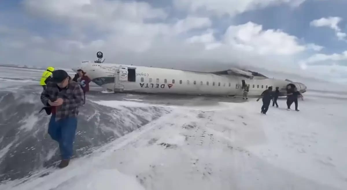 Canada : un avion se retourne en atterrissant, 18 blessés