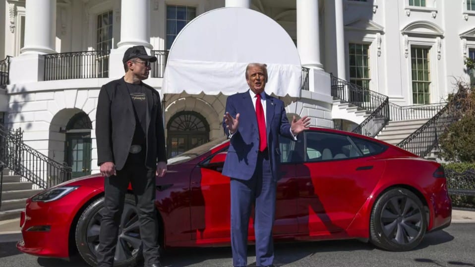 Trump défend Musk et fait la pub de Tesla à la Maison Blanche
