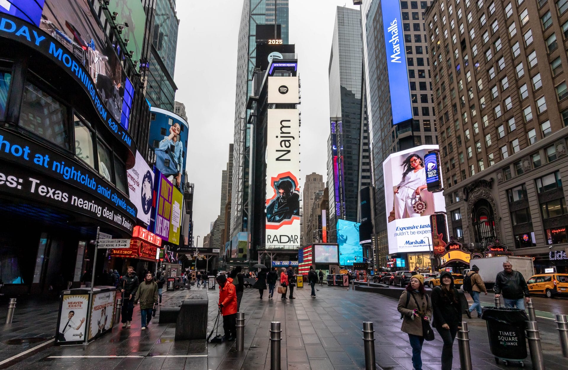Le rappeur marocain Najm affiché en grand sur les écrans géants de Times Square à New York