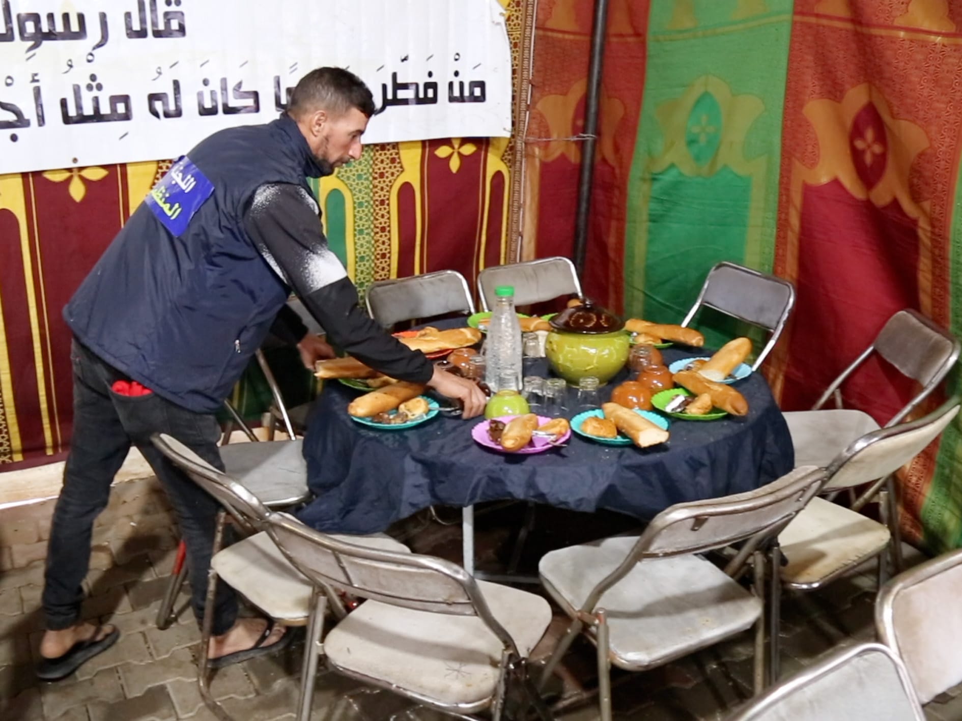 Un benevole dressant la table du ftour lors de laction solidaire a Sidi Moumen %C2%A9 LeBrief Ayoub Jouadi