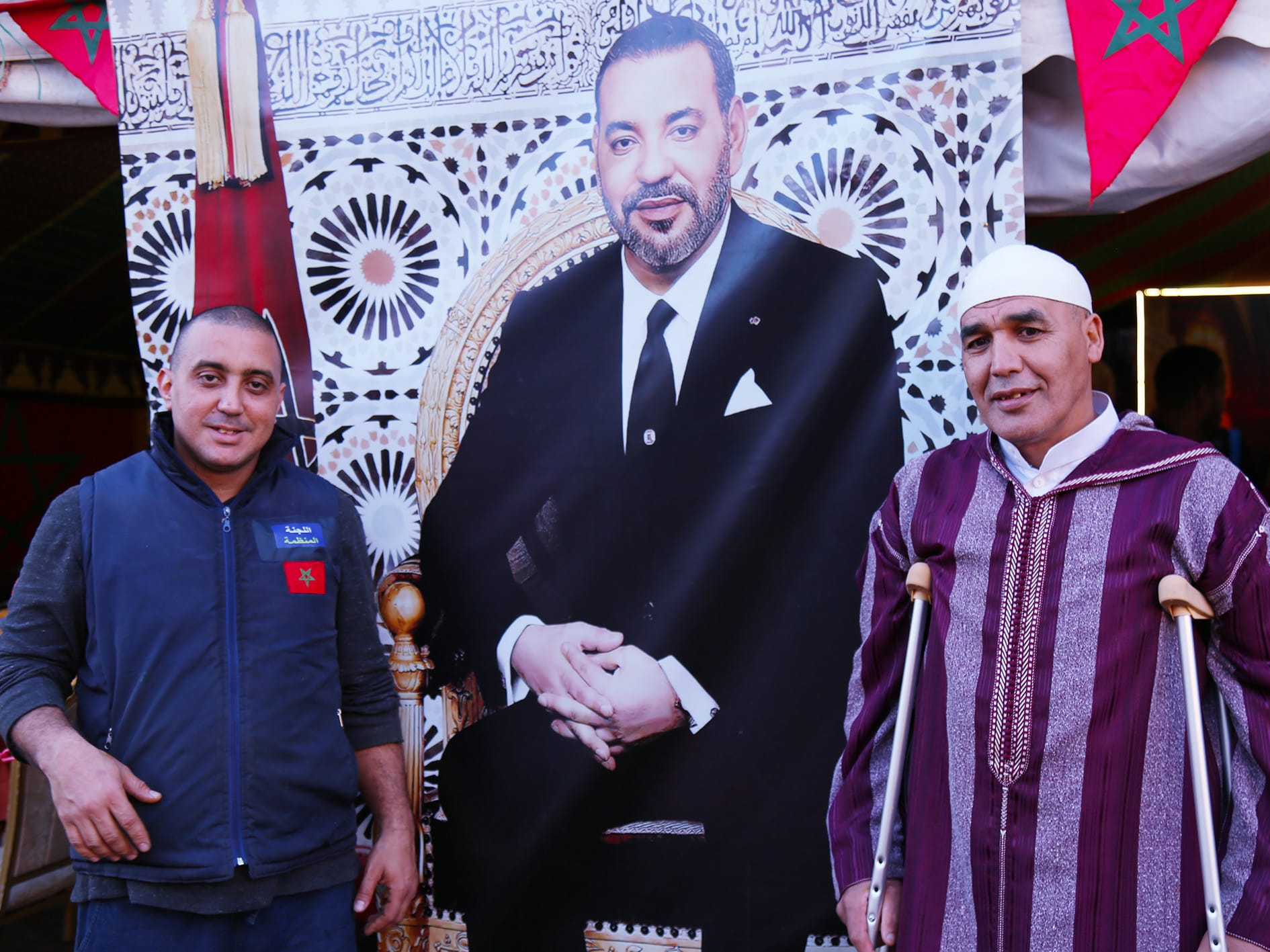 Un benevole et un homme profitant de laction solidaire a Sidi Moumen %C2%A9 LeBrief Ayoub Jouadi