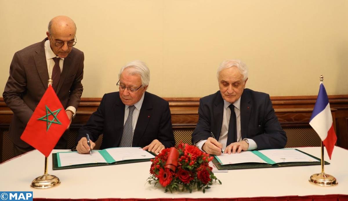 L'Académie du Royaume du Maroc et l'Académie nationale de médecine de France ont signé, mercredi soir à Paris, un accord-cadre de coopération dans les domaines médical, scientifique et intellectuel. L'accord a été paraphé par Abdeljalil Lahjomri, secrétaire perpétuel de l'Académie du Royaume du Maroc, et Jean-Noël Fiessinger, président de l’Académie nationale de médecine de France, à la veille de la "Journée Franco-marocaine de la santé", organisée par les deux institutions. Signé lors d’une réception à l’Ambassade du Maroc en France, l’accord vise à renforcer les partenariats et échanges entre les académies, les centres hospitaliers, les facultés de médecine et les institutions de recherche des deux pays. Dans une déclaration à la MAP, M. Lahjomri a souligné que cet accord représente une avancée majeure dans la coopération scientifique et intellectuelle entre les deux académies. Il a précisé que cette collaboration pourrait déboucher sur des initiatives prometteuses, telles que des conférences, des colloques, et surtout la formation de doctorants dans des domaines spécifiques, notamment les neurosciences et leur impact sur l’apprentissage. M. Lahjomri a également rappelé que cet accord coïncide avec le dixième anniversaire de la refonte de l'Académie du Royaume, initiée par Sa Majesté le Roi Mohammed VI, permettant à l’institution d’élargir son champ d’action et de toucher un public plus large. De son côté, M. Fiessinger a souligné que cet accord vise à encourager les échanges entre les acteurs de la santé des deux pays, dans le cadre d'une coopération de longue date entre la France et le Maroc. Il a exprimé la conviction que ces échanges permettront de développer des approches partagées et des réponses adaptées aux enjeux de santé publique, de formation et de recherche. L’ambassadrice du Maroc en France, Samira Sitail, a évoqué l'importance de la profession médicale, soulignant son rôle crucial dans un monde en crise. Elle a salué les professionnels de la santé pour leur capacité à apporter des solutions non seulement au corps, mais aussi à l'âme humaine. La Journée Franco-marocaine de la santé, qui se tiendra jeudi à l'Académie nationale de médecine, réunira des experts et professeurs spécialisés dans le domaine hospitalier et la formation, pour promouvoir la coopération franco-marocaine en matière de santé.
