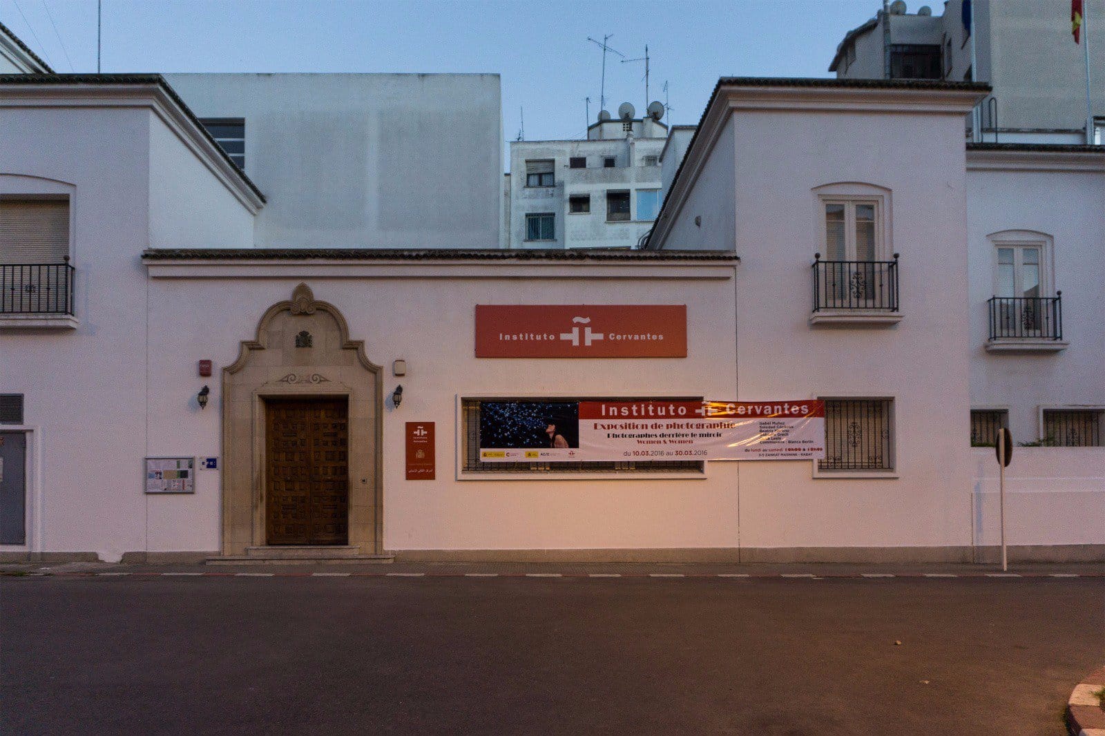 Les représentations des pays hispanophones au Maroc marquent la neuvième Semaine de la Langue Espagnole, en parallèle de la 30e édition du Salon international de l’édition et du livre (SIEL), du 17 au 27 avril 2025 à Rabat. Cette coïncidence entre les deux événements offre une belle opportunité de mettre en avant la richesse de la langue et de la littérature espagnoles au Maroc. Au programme : spectacles pour enfants, concerts, présentations de livres, hommages et conférences, rassemblant artistes et experts pour célébrer la diversité culturelle du monde hispanophone. La 9e Semaine de la Langue Espagnole disposera de deux stands permanents au SIEL : l’un dédié aux pays ibéro-américains et l’autre à l’Espagne. L’Ambassade d’Espagne à Rabat et l’Institut Cervantes organiseront une série d’activités, en complément d’événements à la Bibliothèque du Royaume du Maroc et au siège de l’Institut Cervantes. Les institutions culturelles et éducatives espagnoles au Maroc profitent de cet événement pour souligner l’ancrage de la langue espagnole dans le pays, tant sur le plan historique que contemporain. Le Maroc, avec six Instituts Cervantes et onze centres éducatifs publics, est le deuxième pays au monde en nombre d’instituts et le premier pour les centres éducatifs publics à l’étranger, faisant de lui une priorité pour l’action culturelle et éducative de l’Espagne. Les représentations des pays hispanophones au Maroc marquent la neuvième Semaine de la Langue Espagnole, en parallèle de la 30e édition du Salon international de l'édition et du livre (SIEL), du 17 au 27 avril 2025 à Rabat. Cette coïncidence entre les deux événements offre une belle opportunité de mettre en avant la richesse de la langue et de la littérature espagnoles au Maroc. Au programme : spectacles pour enfants, concerts, présentations de livres, hommages et conférences, rassemblant artistes et experts pour célébrer la diversité culturelle du monde hispanophone. La 9e Semaine de la Langue Espagnole disposera de deux stands permanents au SIEL : l’un dédié aux pays ibéro-américains et l’autre à l’Espagne. L’Ambassade d’Espagne à Rabat et l’Institut Cervantes organiseront une série d’activités, en complément d'événements à la Bibliothèque du Royaume du Maroc et au siège de l’Institut Cervantes. Les institutions culturelles et éducatives espagnoles au Maroc profitent de cet événement pour souligner l’ancrage de la langue espagnole dans le pays, tant sur le plan historique que contemporain. Le Maroc, avec six Instituts Cervantes et onze centres éducatifs publics, est le deuxième pays au monde en nombre d’instituts et le premier pour les centres éducatifs publics à l’étranger, faisant de lui une priorité pour l’action culturelle et éducative de l’Espagne.