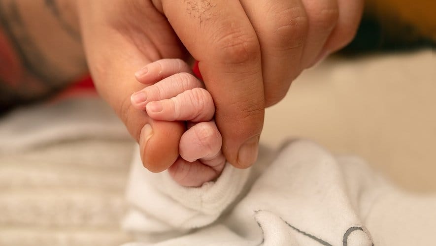 Enfants abandonnés : une réforme adoptée pour encadrer la kafala