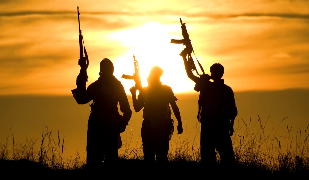Soldats contre un coucher de soleil Sahel