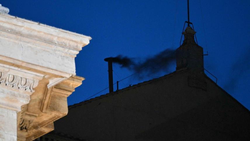 Fumée noire au Vatican après le premier jour du conclave Fumée noire au Vatican après le premier jour du conclave