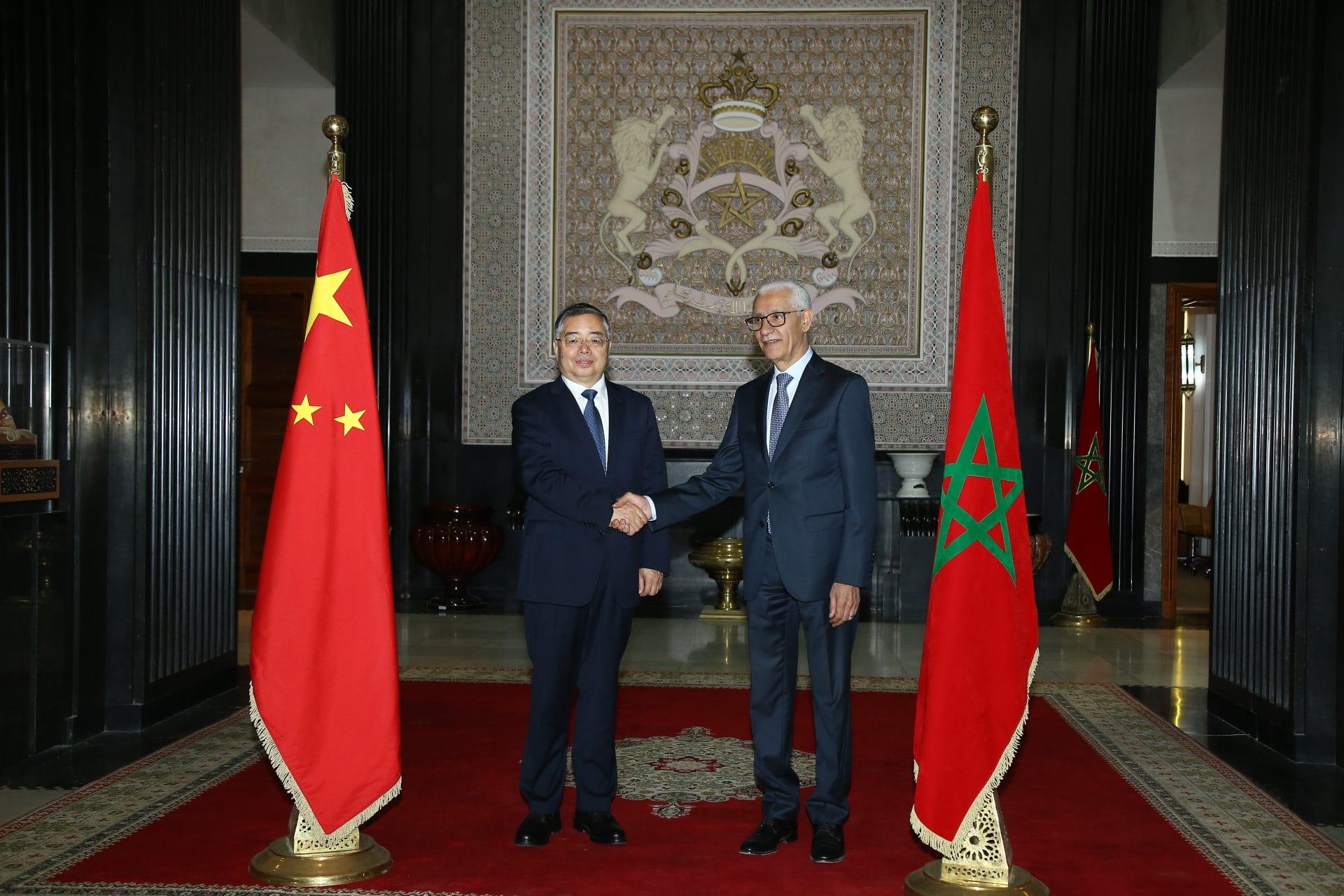 Le président de la Chambre des Représentants, Rachid Talbi El Alami, a reçu mardi à Rabat Li Shulei, membre du Bureau politique du Comité central du Parti communiste chinois. À cette occasion, M. Talbi El Alami s’est réjoui de la qualité des relations entre le Maroc et la Chine, saluant la coopération parlementaire bilatérale, renforcée par l’échange de visites, le partage d’expertises et la coordination dans les fora internationaux. Ces échanges illustrent, selon lui, la solidité du partenariat stratégique entre les deux pays, précise un communiqué de la Chambre. Il a également mis en avant les grands chantiers engagés au Maroc sous l’impulsion de SM le Roi Mohammed VI, et rappelé que le respect de la souveraineté et de l’intégrité territoriale des États constitue un pilier de la politique étrangère du Royaume. De son côté, M. Shulei a salué les liens historiques et culturels entre la Chine et le Maroc, estimant que sa visite contribuera à dynamiser la coopération bilatérale, notamment dans les domaines économique, social, culturel et scientifique. Étaient également présents à cette rencontre Mbarek Hamia, président du Groupe d’amitié parlementaire Maroc-Chine, Hassan Berkani, président de la Chambre de Commerce, d'Industrie et de Services de Casablanca-Settat, ainsi que l’ambassadeur de Chine au Maroc, Li Changlin.