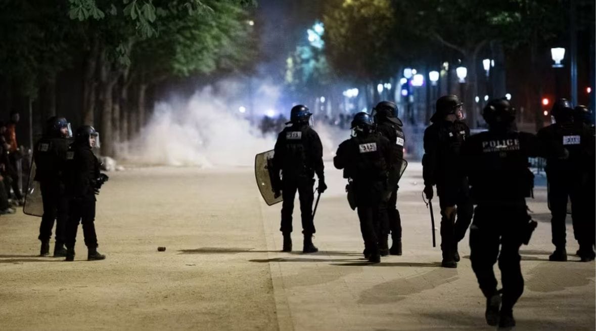 PSG sacré, la fête vire au chaos : 2 morts, un policier dans le coma