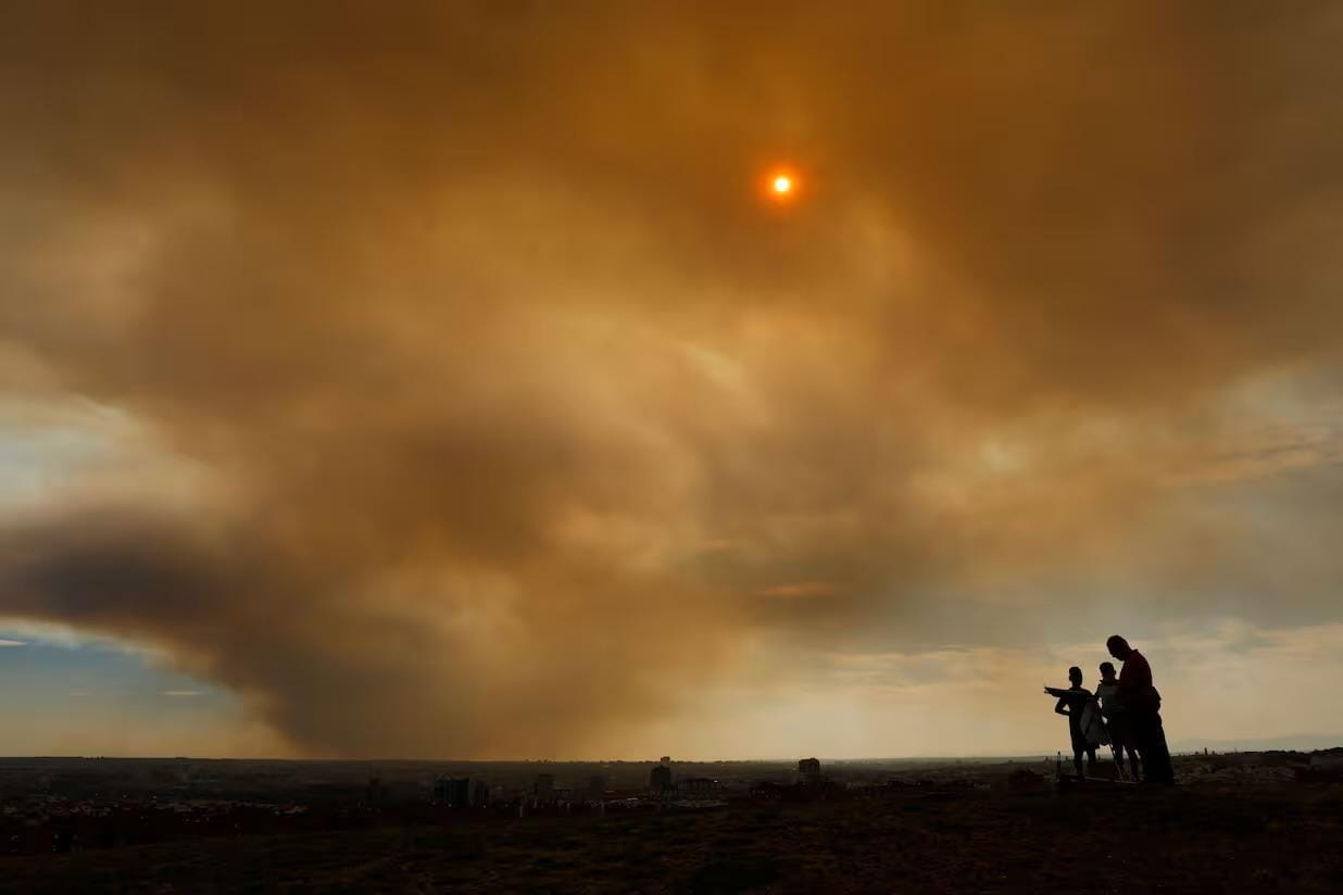 Espagne : un incendie à Méntrida enveloppe Madrid d’un épais nuage de fumée