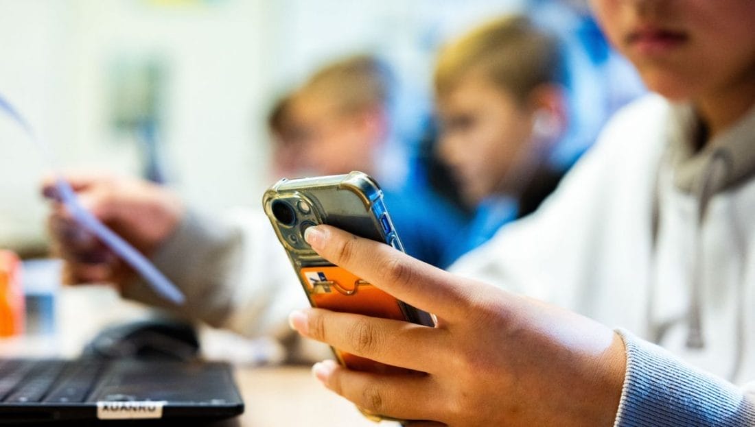 Téléphone interdit : la France coupe le réseau dans les collèges dès septembre
