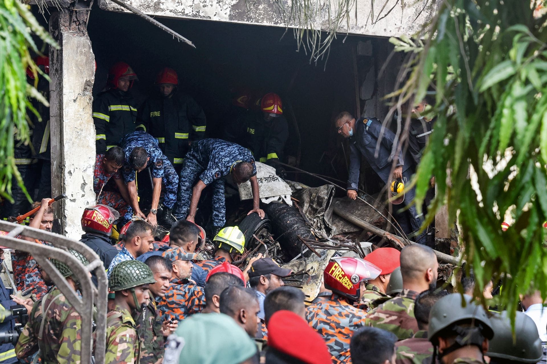 Crash meurtrier d’un avion militaire sur une école au Bangladesh