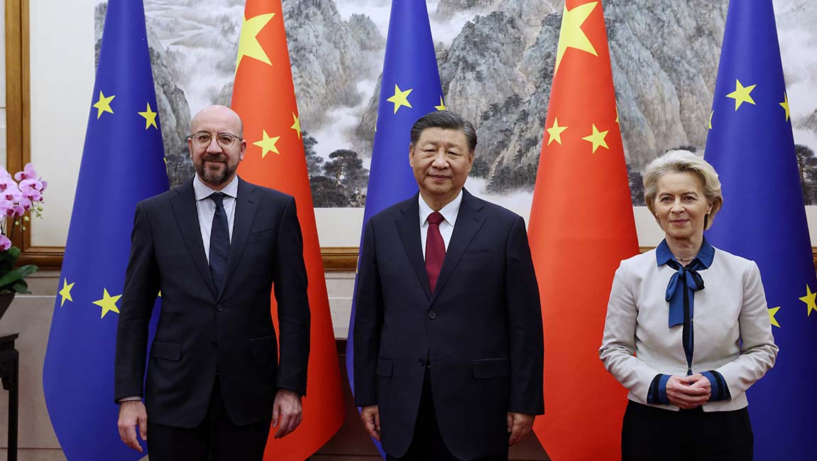 Le président chinois Xi Jinping en compagnie de la présidente de la Commission européenne, Ursula von der Leyen, et le président du Conseil européen, Antonio Costa