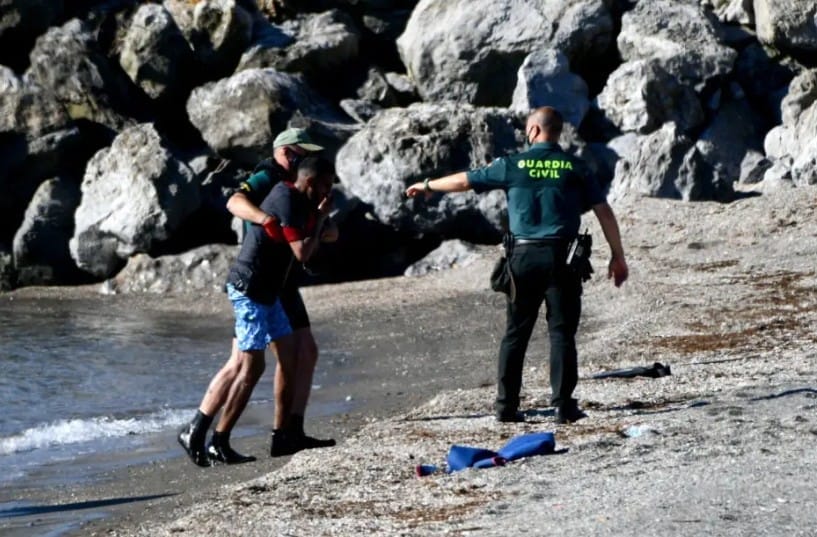 Des dizaines d’enfants marocains atteignent Sebta à la nage