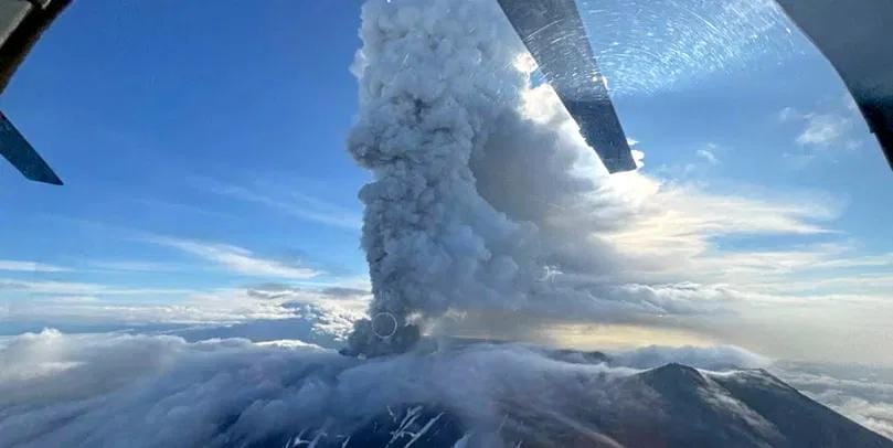 En Russie, le volcan Kracheninnikov entre en éruption après des siècles En Russie, le volcan Kracheninnikov entre en éruption après des siècles
