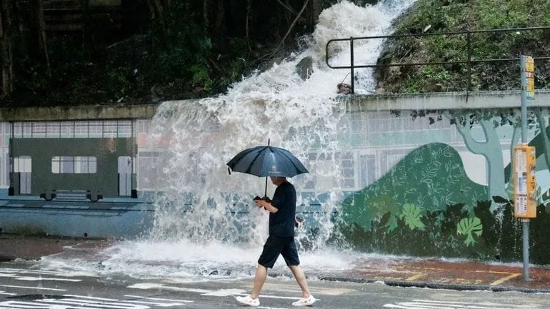 Inondations à Hong Kong : transports bloqués et hôpitaux touchés