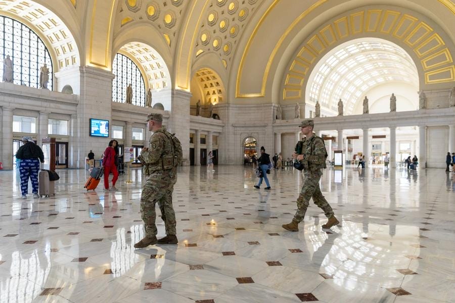 Etats-Unis : la garde nationale désormais armée en poste dans plusieurs villes Etats-Unis : la garde nationale désormais armée en poste dans plusieurs villes