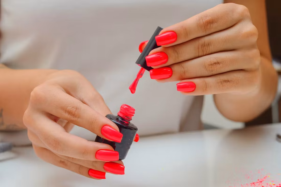 Cosmétiques : interdiction du TPO dans les vernis et gels pour ongles