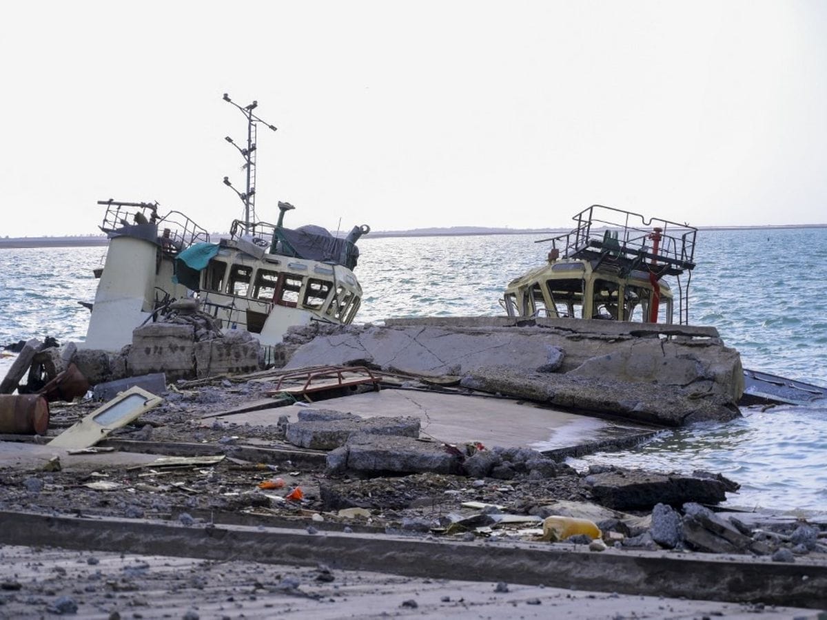 L’armée israélienne a mené mardi une frappe contre une infrastructure houthie dans le port de Hodeida, au Yémen, après avoir appelé à l’évacuation de la zone. Les Houthis, soutenus par l’Iran, ont affirmé riposter. Ces attaques s’inscrivent dans l’escalade régionale liée à la guerre à Gaza et aux tirs de drones contre Israël. Accroche (25 mots) Israël a frappé mardi le port de Hodeida au Yémen, ciblant une position houthie, dans un contexte d’escalade régionale alimentée par la guerre à Gaza.