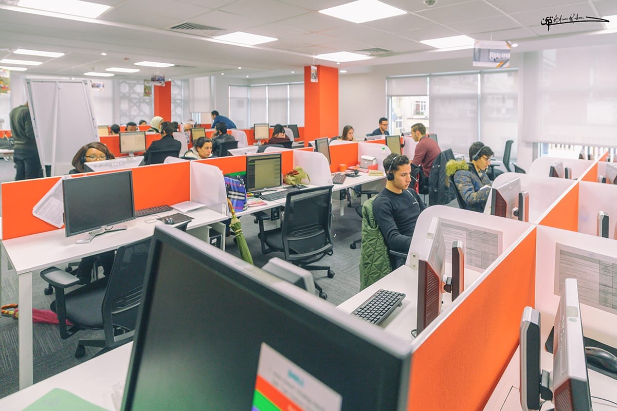 Centres d’appel au Maroc : vitrine économique ou laboratoire de précarité ?