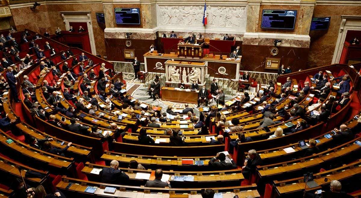 Macron menace de dissoudre l’Assemblée en cas de censure
