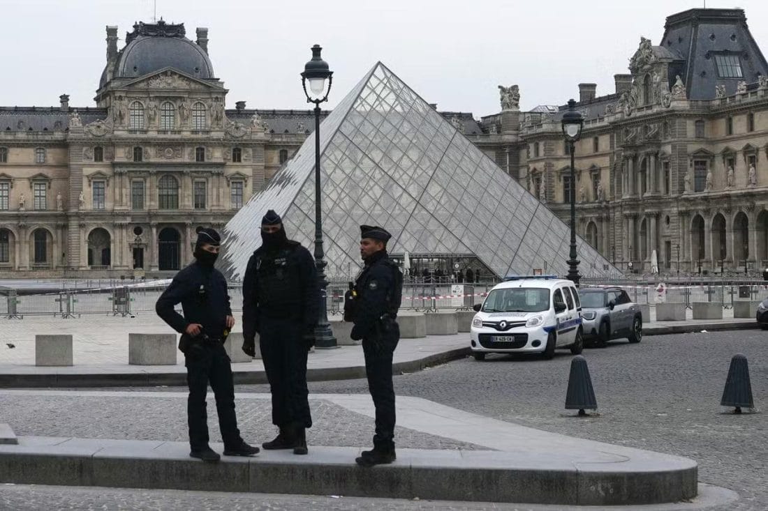 Cambriolage du Louvre : 5 nouvelles interpellations en région parisienne 2 France : le Louvre rouvre ses portes après un vol de 88 millions d’euros