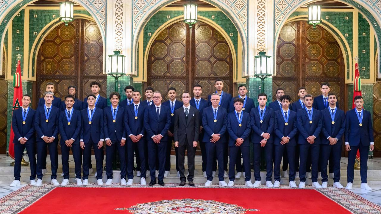 Les Lionceaux U20, champions du monde, ont exprimé leur gratitude à SM le Roi Mohammed VI pour Sa Haute sollicitude envers la jeunesse. Lors de la cérémonie présidée par SAR le Prince Héritier Moulay El Hassan, ils ont salué l’accueil royal et affirmé leur détermination à poursuivre leurs succès pour honorer le Maroc Les Lionceaux U20, champions du monde, ont exprimé leur gratitude à SM le Roi Mohammed VI pour Sa Haute sollicitude envers la jeunesse. Lors de la cérémonie présidée par SAR le Prince Héritier Moulay El Hassan, ils ont salué l’accueil royal et affirmé leur détermination à poursuivre leurs succès pour honorer le Maroc