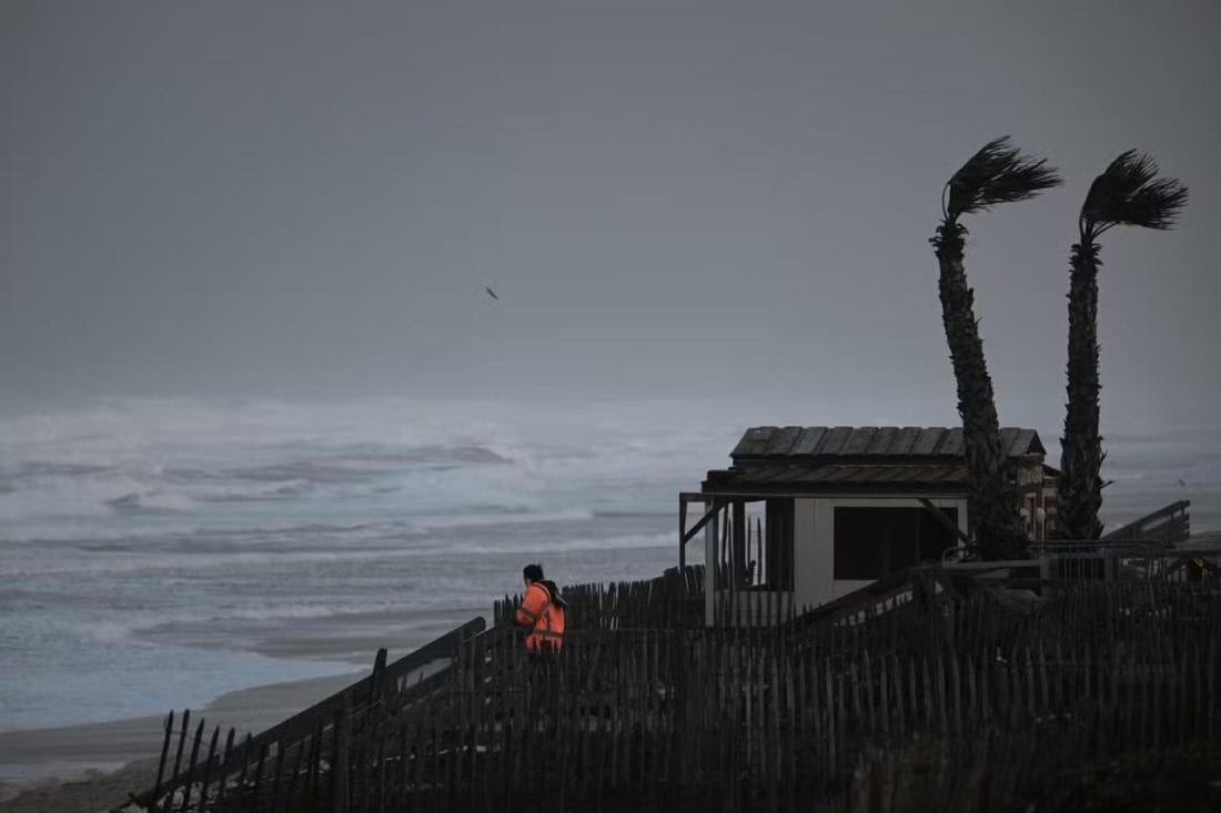 France : plus de 100.000 foyers privés d’électricité après la tempête Benjamin