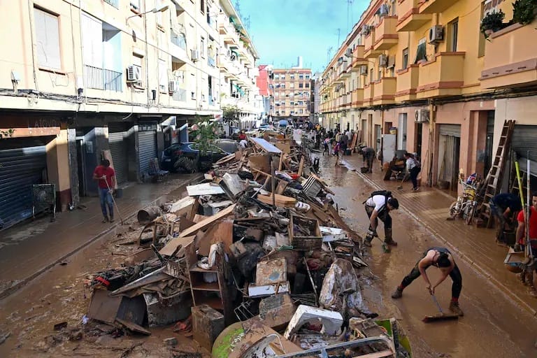 Inondations en Espagne : le Maroc participe aux funérailles en hommage aux victimes