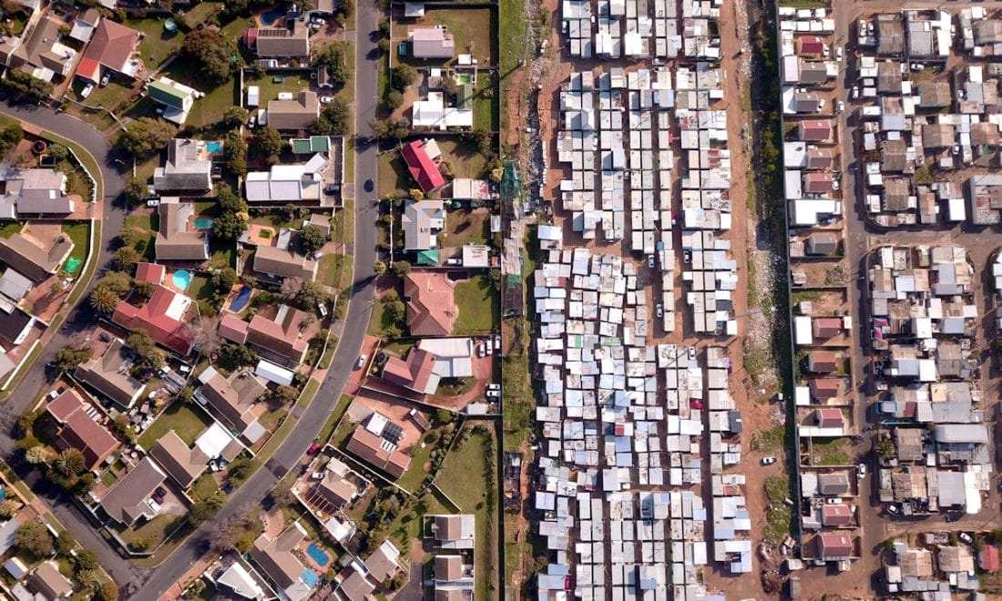 Vue aérienne d'une ville et d'une banlieue riche en Afrique du Sud