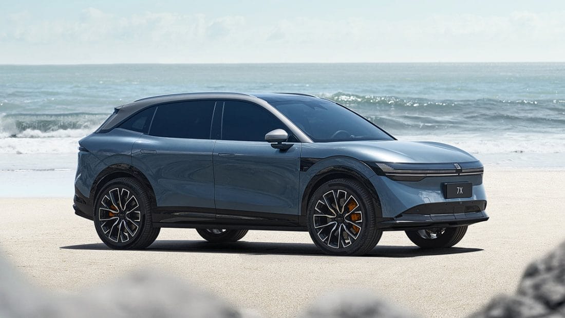 25EM LHD 7X Lifestyle 15