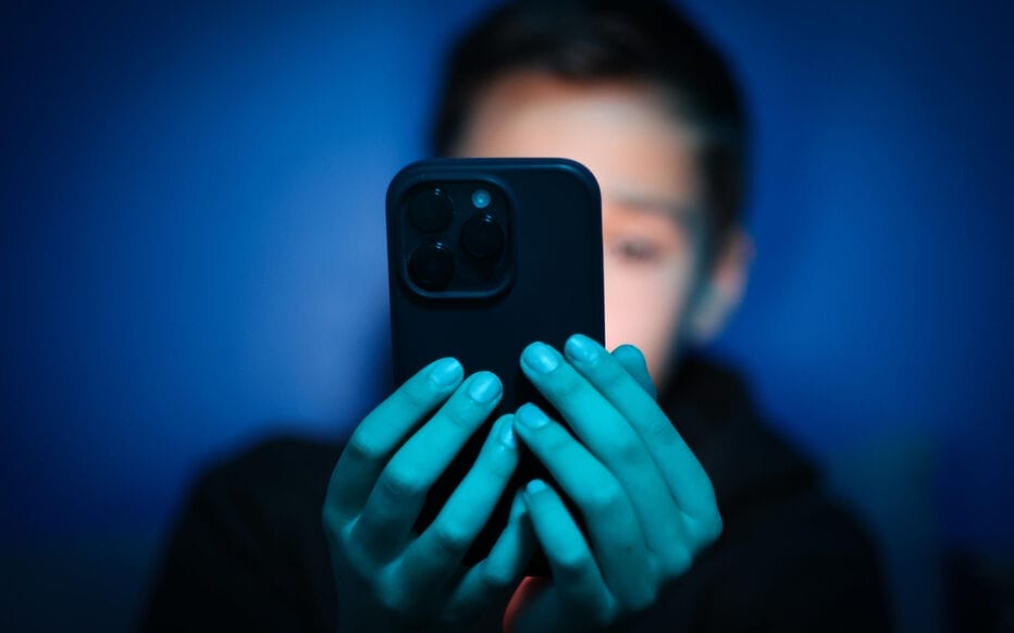 R&eacute;seaux sociaux : la France veut interdire l&rsquo;acc&egrave;s aux moins de 15 ans d&egrave;s 2026